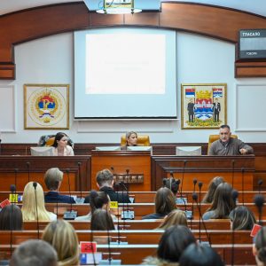 Обиљежен Свјетски дан избора: Ученици завршних разреда Гимназије у посјети Градској управи