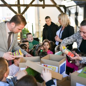 Уручена донација: Малишани Центра за предшколско добили еколошки дидактички материјал