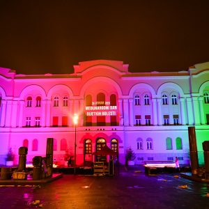 Бански двор вечерас у бојама ријетких болести, градоначелник поручио да Бања Лука има емпатију и душу Бански двор вечерас у бојама ријетких болести, градоначелник поручио да Бања Лука има емпатију и душу