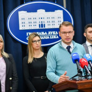 Градоначелник позвао да се јаве и поручио: По 100 КМ добиће сви пензионери који живе у Бањој Луци Градоначелник позвао да се јаве и поручио: По 100 КМ добиће сви пензионери који живе у Бањој Луци