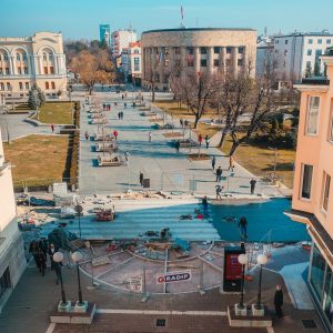 Одлична динамика: Постављање завршног слоја на новој пјешачкој платформи у центру града Одлична динамика: Постављање завршног слоја на новој пјешачкој платформи у центру града