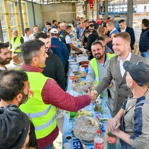 Градоначелник на ручку са вриједним радницима: Захвални смо им на напору који улажу на највећем градилишту у Српској