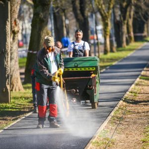Ускоро нова тартан трим стаза у Парку „Младен Стојановић“,  обнавља се и тротоар од Парка до Архива Републике Српске