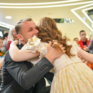 Одржана модна ревија „Са нама, не за нас“, градоначелник: Дјеца сунца у себи носе најљепше емоције, а онај ко може дати љубав може све, само му је потребна шанса