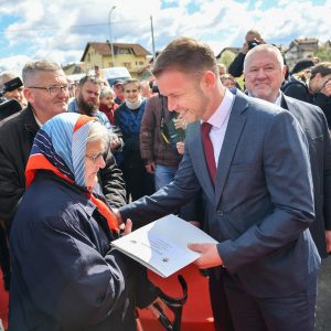Градоначелник на уручењу кључева у Ади: 50 породица добило своје станове и сигуран кров над главом