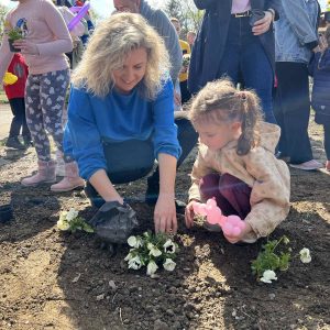 У веселој атмосфери: Цвијећем и садницама уљепшани Борик 1 и 2