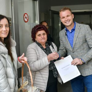 Ријешено једно од најважнијих животних питања: Градоначелник уручио кључеве стана породици погинулог борца