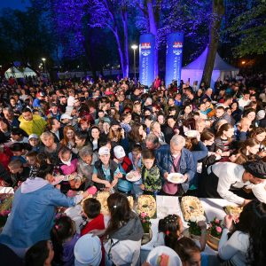 Торта дугачка преко 20 метара: Градоначелник са суграђанима обиљежио Дан града Торта дугачка преко 20 метара: Градоначелник са суграђанима обиљежио Дан града