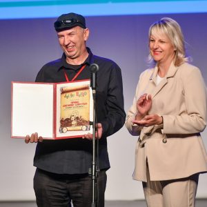 Савјетница Савић – Бањац уручила плакету: Пјесник Урош Петровић нови принц „Дјечијег царства“