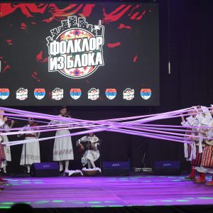 Присуствовао и градоначелник: „Фолклор из блока“ за градњу куће породици Гашић из Залужана