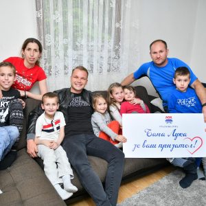 Настављена пракса: Градоначелник обишао осмочлану породицу Настављена пракса: Градоначелник обишао осмочлану породицу