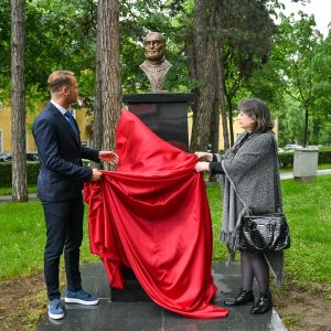 Oткривена спомен – биста професору Предрагу Гуги Лазаревићу Oткривена спомен – биста професору Предрагу Гуги Лазаревићу