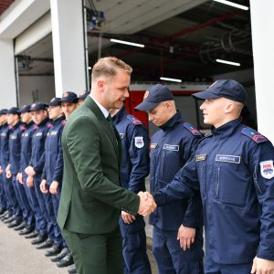 Градоначелник уручио рјешења за младим ватрогасацима: Ови људи су дали себе у потпуности, настављамо да подмлађујемо бригаду Градоначелник уручио рјешења за младим ватрогасацима: Ови људи су дали себе у потпуности, настављамо да подмлађујемо бригаду