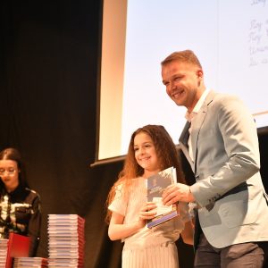 Градоначелник уручио признања награђеним учесницима конкурса „Моја оловка пише ћирилицом“ Градоначелник уручио признања награђеним учесницима конкурса „Моја оловка пише ћирилицом“