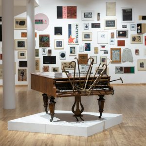 Отварање ретроспективне изложбе „Сутра је понедељак” умјетника Драгољуба Раше Тодосијевића у МСУРС Отварање ретроспективне изложбе „Сутра је понедељак” умјетника Драгољуба Раше Тодосијевића у МСУРС