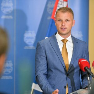 Окончана ванредна сједница Скупштине Града, градоначелник поручио: Одборници подржали питање спаса „Акване“, али ово не значи деблокаду града Окончана ванредна сједница Скупштине Града, градоначелник поручио: Одборници подржали питање спаса „Акване“, али ово не значи деблокаду града