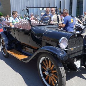 За љубитеље аутомобила: Изложба олдтајмера, присуствовао и градоначелник