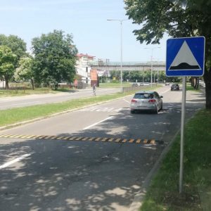 Због реконструкције: Пасарела на Старчевици неће бити у функцији, постављени привремени „лежећи полицајци“ на Булевару Десанке Максимовић