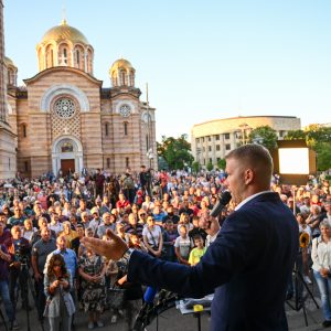 Пред окупљеним грађанима градоначелник поручио: Имамо захтјеве за скупштинску већину, ја сам дошао да се борим за Бању Луку Пред окупљеним грађанима градоначелник поручио: Имамо захтјеве за скупштинску већину, ја сам дошао да се борим за Бању Луку