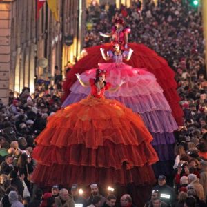 Спектакл на „ТротоАрту“: Стижу велике лутке, живе статуе, џин на штулама…