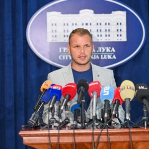 Градоначелник након састанка са одборницима, грађанима и пословним субјектима: Одлуке су и даље на чекању, именоваћемо в.д. начелника сутра на ванредној сједници