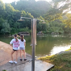 Постављени тушеви на плажи у Зеленом виру