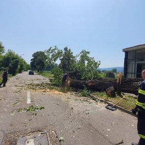 Надлежне службе и јутрос на терену: Санирају посљедице олујног невремена