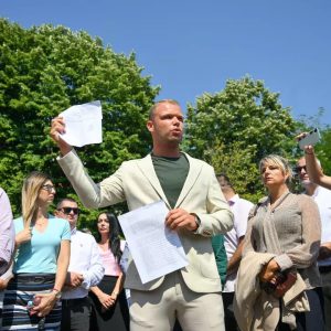 Случај „Аутопревоз“, градоначелник поручио: Одузимају нам пола града, нови протести вечерас од 19.00 часова Случај „Аутопревоз“, градоначелник поручио: Одузимају нам пола града, нови протести вечерас од 19.00 часова