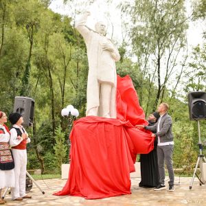 Кочићев повратак: Откривен споменик народном трибуну у манастиру Гомионица, мјесту његове приповједачке умјетности