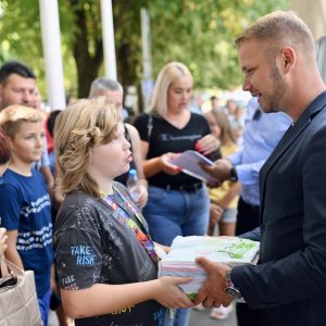 Весели караван завршава своје путовање: Уџбеници достављени у Челинац, у току испорука за Теслић