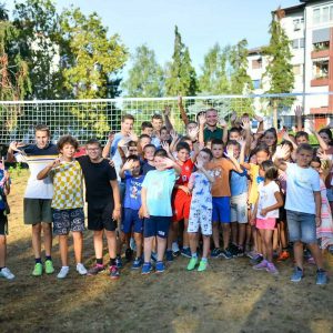 Уређено мјесто за најмлађе суграђане: Старчевица добила ново игралиште, мјештане обишао и градоначелник