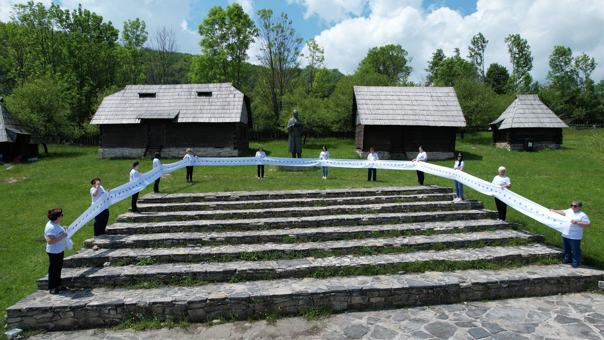 Занимљива промоција у оквиру „Кочићевог збора“: Израђен пешкир са мотивима змијањског веза дуг 31 метар