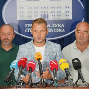 Gradonačelnik nakon sastanka sa boračkim udruženjima: Spomenik gradimo na lokaciji na kojoj smo radove i započeli, saglasnost imamo od početka Gradonačelnik nakon sastanka sa boračkim udruženjima: Spomenik gradimo na lokaciji na kojoj smo radove i započeli, saglasnost imamo od početka