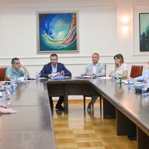 Naredna sjednica Skupštine 24. avgusta: Na dnevnom redu škola u Adi, subvencije za prevoz i druge važne tačke Naredna sjednica Skupštine 24. avgusta: Na dnevnom redu škola u Adi, subvencije za prevoz i druge važne tačke