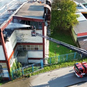 Пожар у фабрици „Целекс“ под контролом, ватрогасци и даље на терену