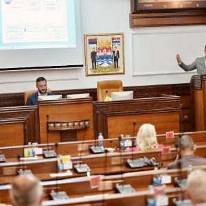 Vanredna sjednica Skupštine Grada, gradonačelnik zatražio dopunu dnevnog reda: Nedopustivo da višečlane porodice i penzioneri čekaju