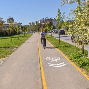 За лакше кретање бициклиста и лица са инвалидитетом: Обновљене бициклистичке стазе и рампе на Булевару војводе Живојина Мишића