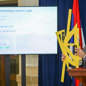 Градски менаџер: Опремање школе у Ади спроведено у складу са свим процедурама уз максималне уштеде