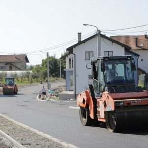 Почело асфалтирање главне саобраћајнице кроз Куљане