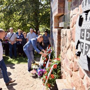 Служен парастос: Градоначелник одао почаст погинулим борцима из насеља Карановац