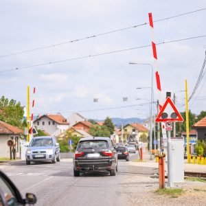 Поступак за сваку осуду: Несавјесном вожњом оштећен полубраник на пружном прелазу у Залужанима Поступак за сваку осуду: Несавјесном вожњом оштећен полубраник на пружном прелазу у Залужанима