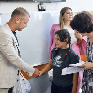 Поводом почетка школске године: Градоначелник обрадовао ђаке ромске популације књигама и школским прибором