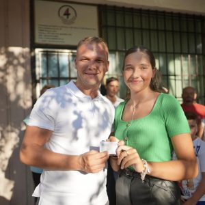 Трећу годину заредом значајна подршка за вишечлане породице: Градоначелник уручио бесплатне мјесечне карте за средњошколце и студенте