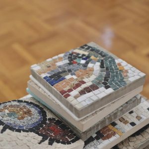 Сриједа у Банском двору: Отварање изложбе „Трагом сунца и камена“ академског сликара Саве Рупића