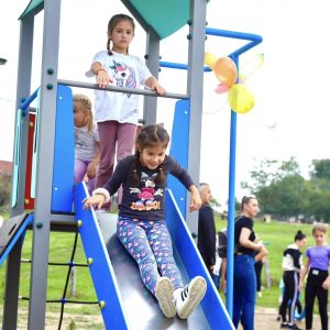 Отворено прво игралиште у насељу Дракулић, градоначелник поручио да сва дјеца заслужују срећно дјетињство Отворено прво игралиште у насељу Дракулић, градоначелник поручио да сва дјеца заслужују срећно дјетињство