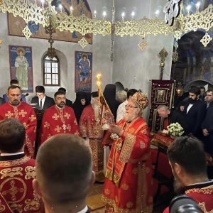 У манастиру Гомионица литургија и дочек дијела моштију Светог Варнаве, присуствовао и градоначелник и најавио изградњу љетне позорнице У манастиру Гомионица литургија и дочек дијела моштију Светог Варнаве, присуствовао и градоначелник и најавио изградњу љетне позорнице