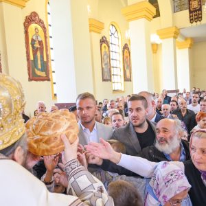 У присуству бројних вјерника обиљежена слава Храма Светог Јована Богослова у насељу Лауш, присуствовао и градоначелник У присуству бројних вјерника обиљежена слава Храма Светог Јована Богослова у насељу Лауш, присуствовао и градоначелник