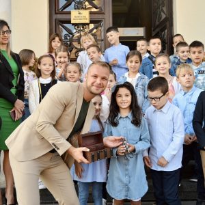 Недјеља дјетета посвећена најмлађим: Градоначелник уручио „кључеве града“ ученицима ОШ „Иво Андрић“