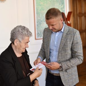 За стамбено збрињавање: Градоначелник уручио бесповратна новчана средства за девет породица погинулих бораца