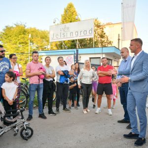 Градоначелник уз грађане Лазарева: Важно је сачувати радна мјеста, али и наћи рјешење за непријатне мирисе из ливнице